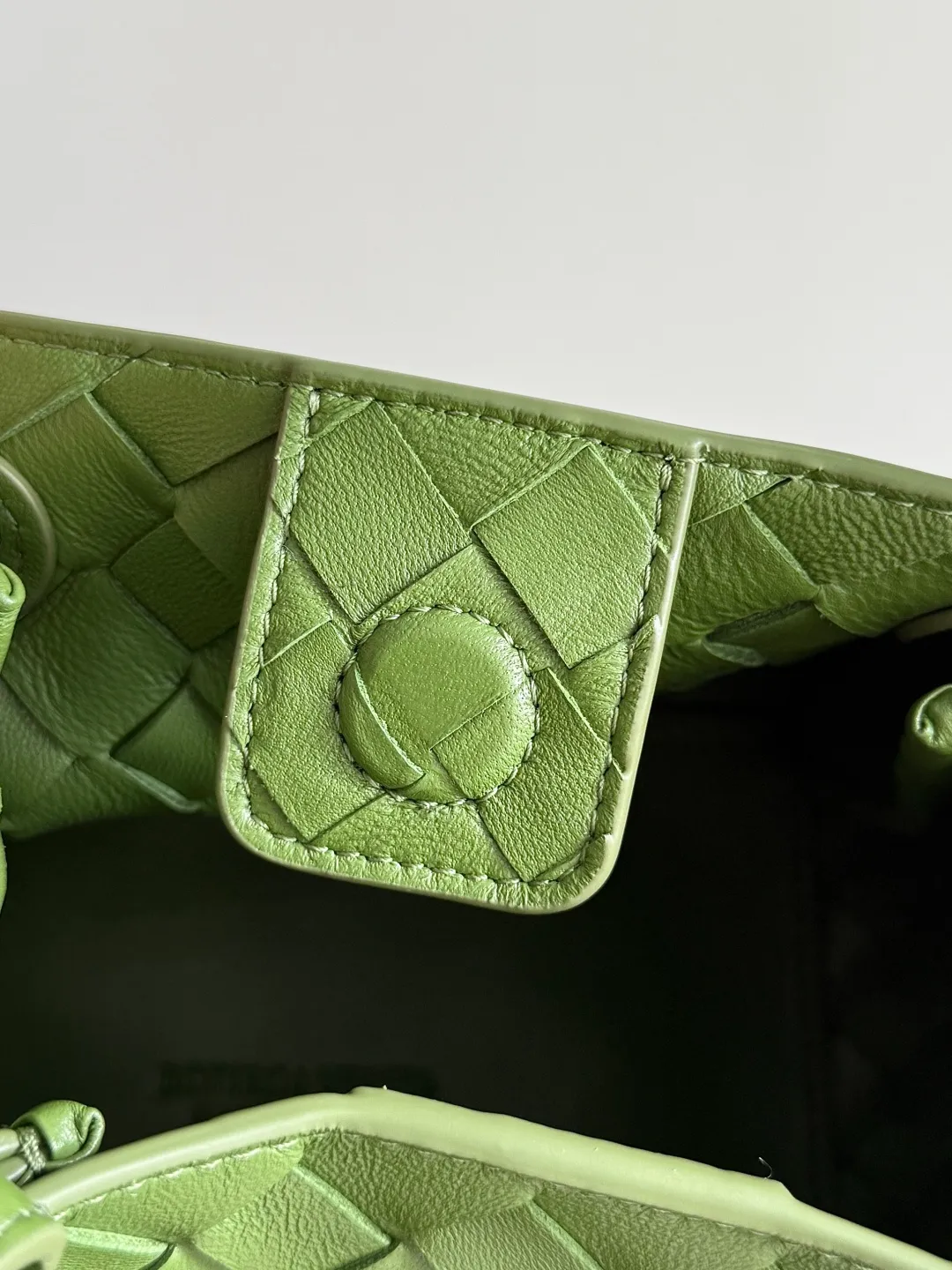 Batch 1760 BV home is new! Andiamo combines the Bottega Veneta archive parachute handbag to inherit retro elements and integrate modern trends. The same style as Shu Qi's in Beijing Night. It is a continuation of the classic bag. It has three functions: hand carry, shoulder and cross-body. It is embellished with metal brass knot buckles. It is small and has an amazing capacity. It can easily hold sunglasses in a box / small bottle of water / powder powder / charger and other daily necessities when going out. The upper body is versatile. Style number: 796569 Size: 21*17*16.5cm